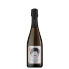 Auf dem Bild befindet sich eine Flasche unseres Crémant Brut Sekt. Die Flaschenkapsel ist schwarz. Das Etikett in hellem Grau. Man sieht ein Porträtbild eines Mannes mit schwarzen Locken und einem Schnauzbart. Die Augen sind nicht dargestellt. 