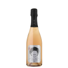 Auf dem Bild befindet sich eine Flasche unseres Crémant Rosé Brut Sekt. Die Flaschenkapsel ist schwarz. Das Etikett in hellem Grau. Man sieht ein Porträtbild eines Mannes mit schwarzen Locken und einem Schnauzbart. Die Augen sind nicht dargestellt. 