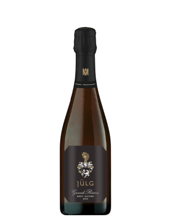 2015 Grande Réserve brut nature VDP.SEKT.PRESTIGE vom Weingut Jülg. Schwarzes Etikett und Halsschleife. Weiße Inschrift. 68 Monate Hefelager. Degorgiert am 02/2022. Balance aus edlen Aromen und strahlender Präzision. Feines Mousseux.