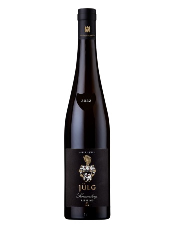 2022 SONNENBERG Riesling VDP.GROSSE LAGE vom Weingut Jülg. Schwarzes Etikett und Halsschleife. Weiße Inschrift. Handlese. Schonende Verarbeitung. Spontangärung und Ausbau im Stückfass. Subtile Gelbfrucht und Würze. Präzise Säurestruktur.