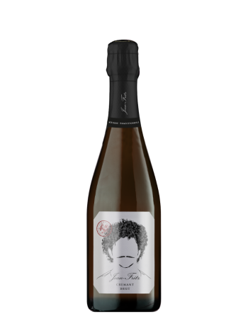 Auf dem Bild befindet sich eine Flasche unseres Crémant Brut Sekt. Die Flaschenkapsel ist schwarz. Das Etikett in hellem Grau. Man sieht ein Porträtbild eines Mannes mit schwarzen Locken und einem Schnauzbart. Die Augen sind nicht dargestellt. 