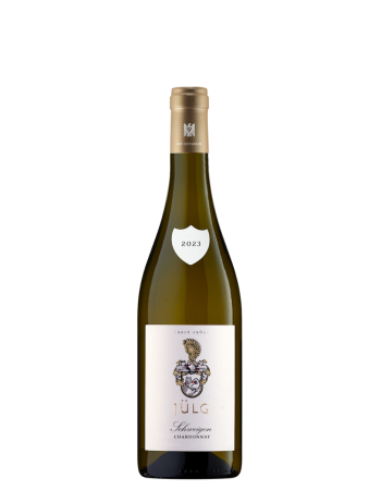 2023 Schweigen Chardonnay VDP.ORTSWEIN vom Weingut Jülg. Weißes Etikett und Halsschleife. Schwarze Inschrift. Handlese. Schonende Verarbeitung. Ausbau im Barrique und Stückfass. Reife, gelbe Obstaromen. Elegant und präzise.