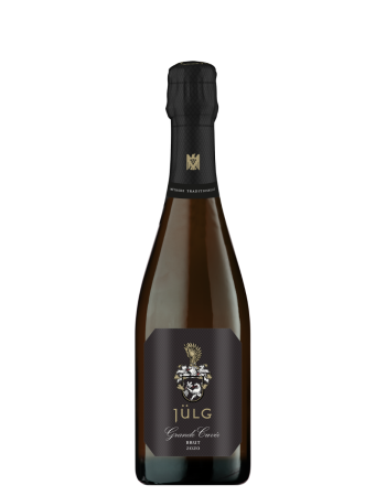 Handwerk und Zeit sind unsere Maximen. Cuvée aus Pinot Noir und Pinot Meunier. Reine Handlese. Ausbau im großen Holzfass. Traditionelle Flaschengärung. 52 Monate Hefelager. Degorgiert am 09/2025.